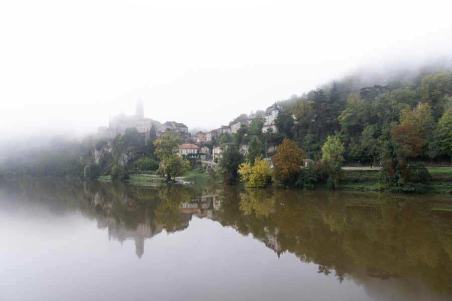 Village d'Albas dans la brume, Lot