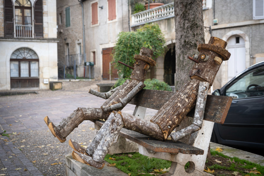 Banc d'artistes dans le village de Puy l'Évêque