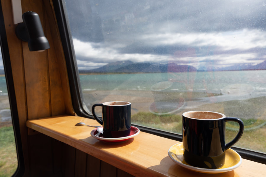 Chocolat chaud avec vue en Patagonie chilienne