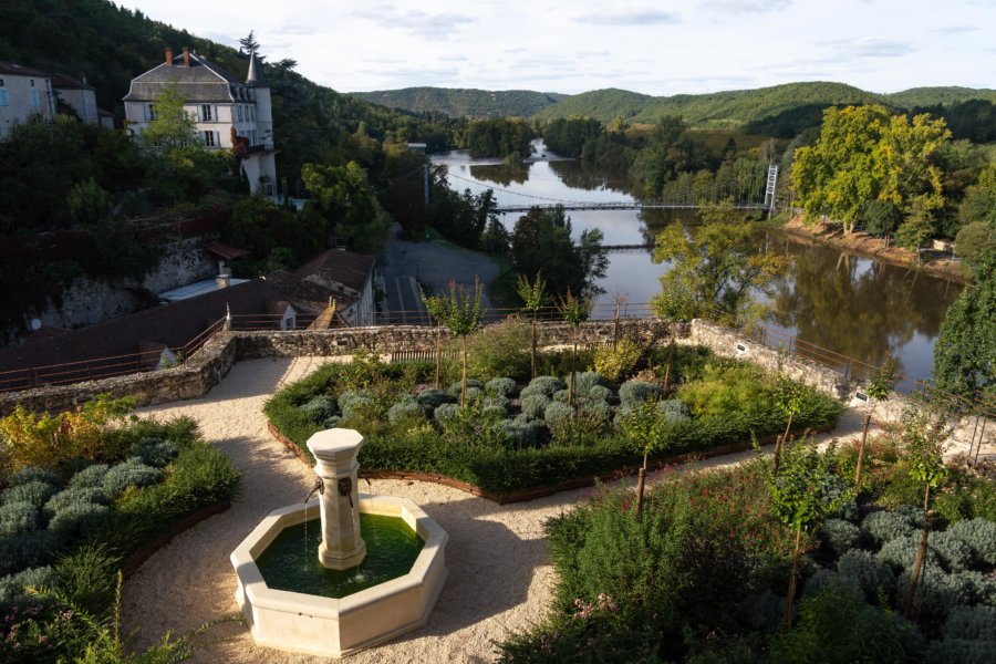 Jardin toscan à Albas avec vue sur le Lot