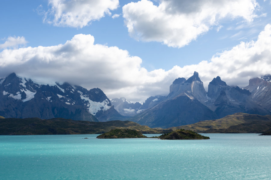 Vue sur le lac Pehoé depuis le camping à Torres del Paine