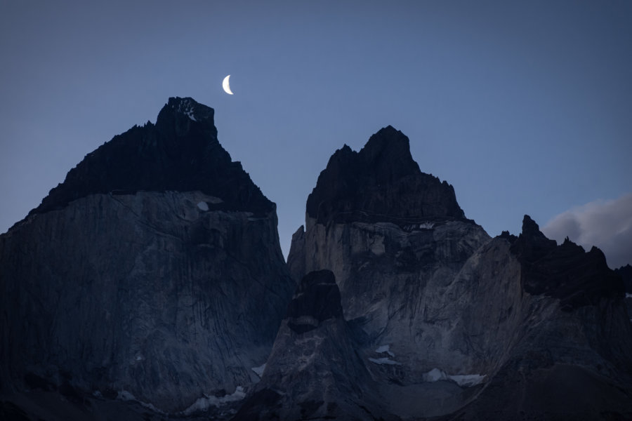 Lune au-dessus des montagnes Cuernos à Torres del Paine