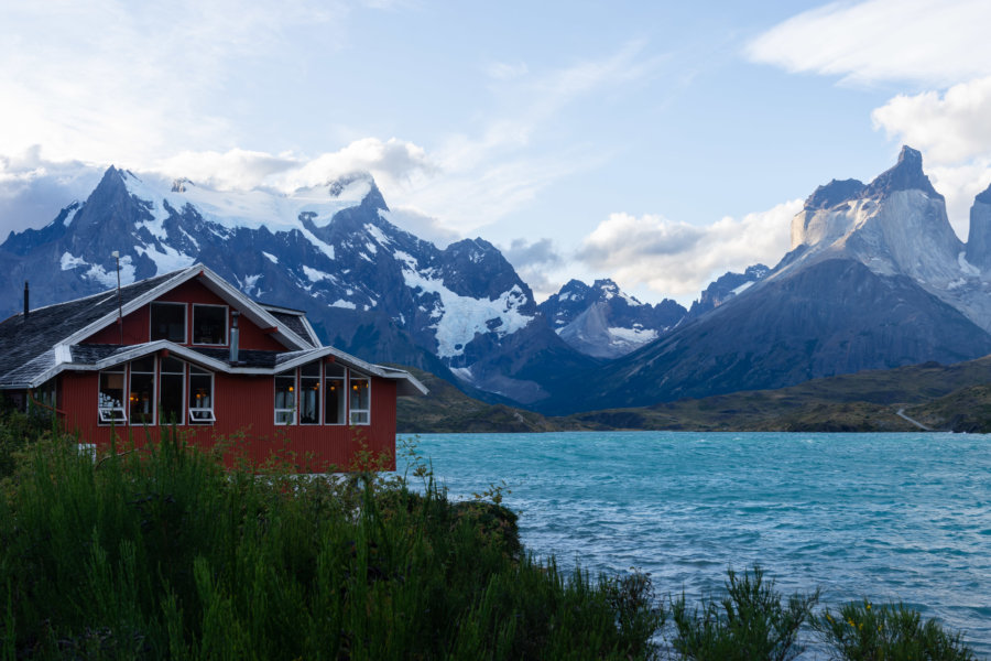 Hôtel près du lac Pehoé dans le parc Torres del Paine