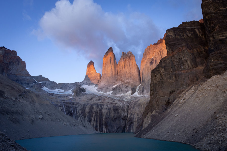 Randonnée base torres del paine au lever du soleil