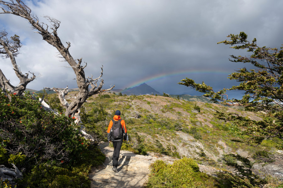 Trek du Lago Grey sous un arc-en-ciel en Patagonie