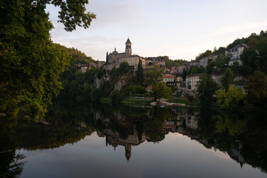 Village d'Albas au bord du Lot le soir