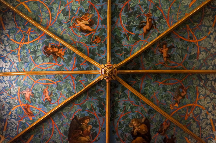 Plafond de la chapelle Carmel Sainte Mère de Dieu à Lectoure