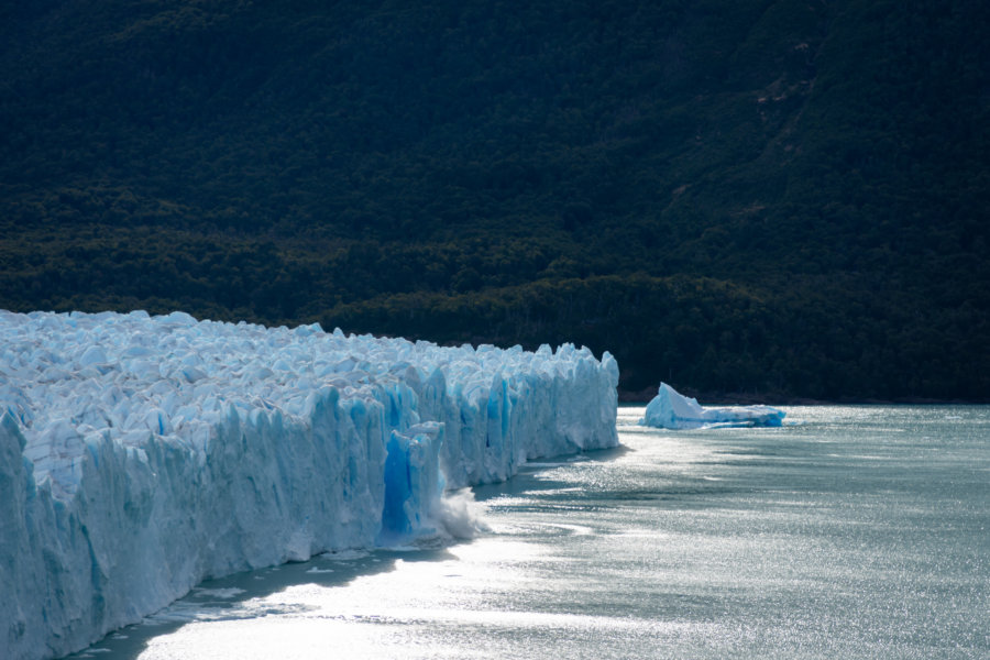 Glacier Perito Moreno et blocs de glace qui tombent