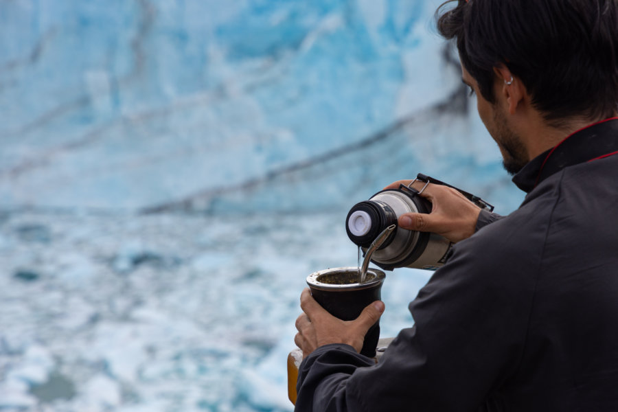 Argentin et son matériel à maté devant le Perito Moreno