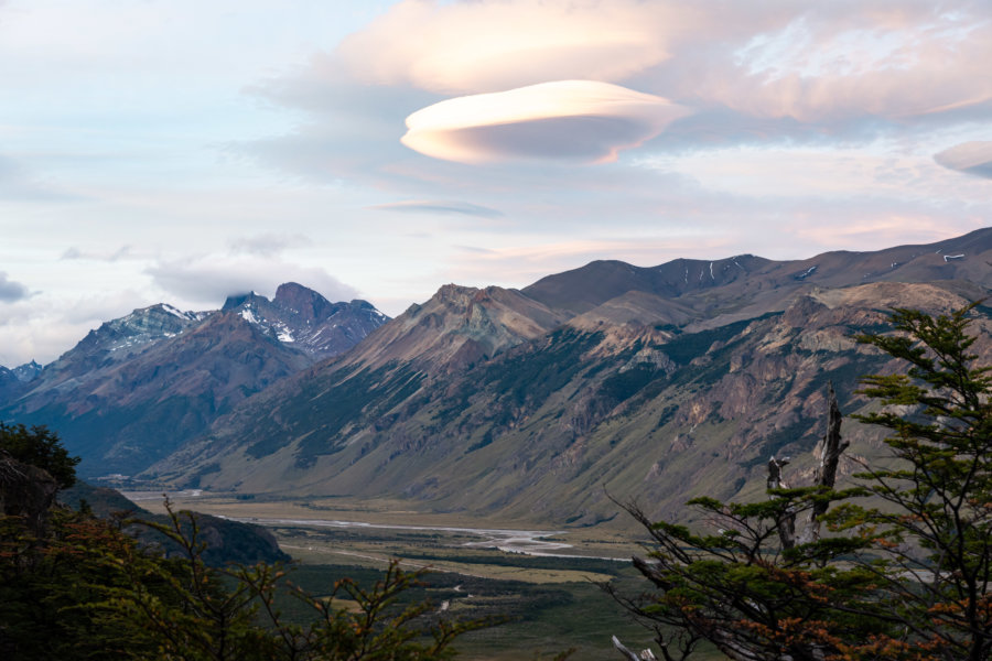 Nuage lenticulaire au-dessus des montagnes d'El Chaltén