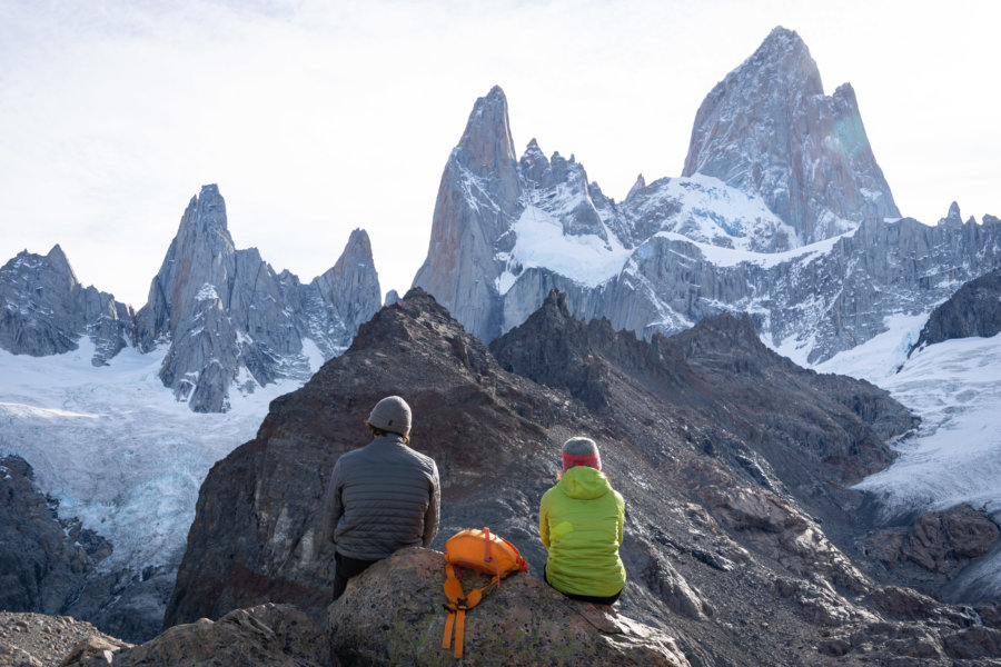 Randonneurs devant le Fitz Roy en Patagonie