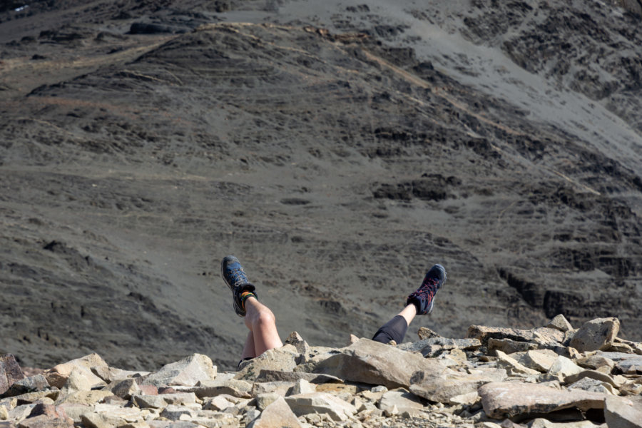 Sieste dans les cailloux après la randonnée