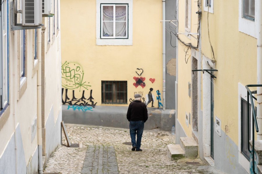 Rue dans la ville d'Almada, Portugal