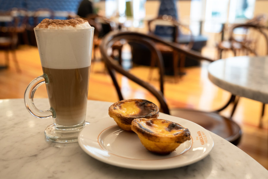 Café et pasteis à Lisbonne