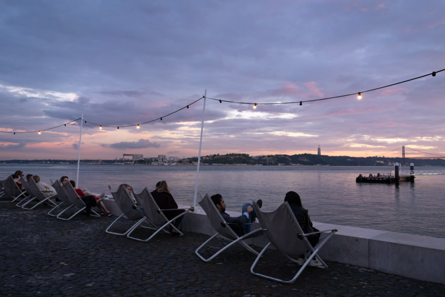 Coucher de soleil dans les transats de Ribeira das Naus à Lisbonne