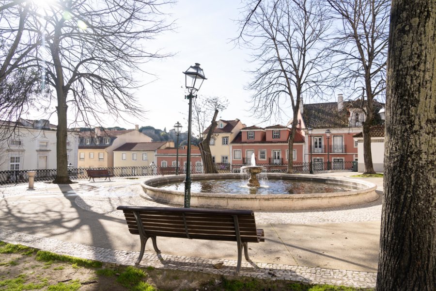 Petite place avec fontaine à Graça, Lisbonne