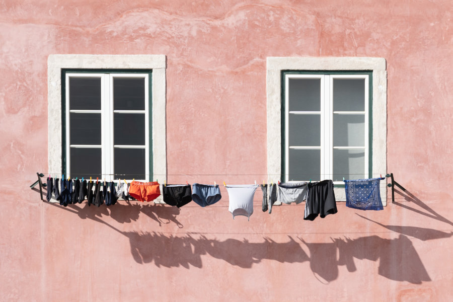 Linge aux fenêtres à Alfama, Lisbonne