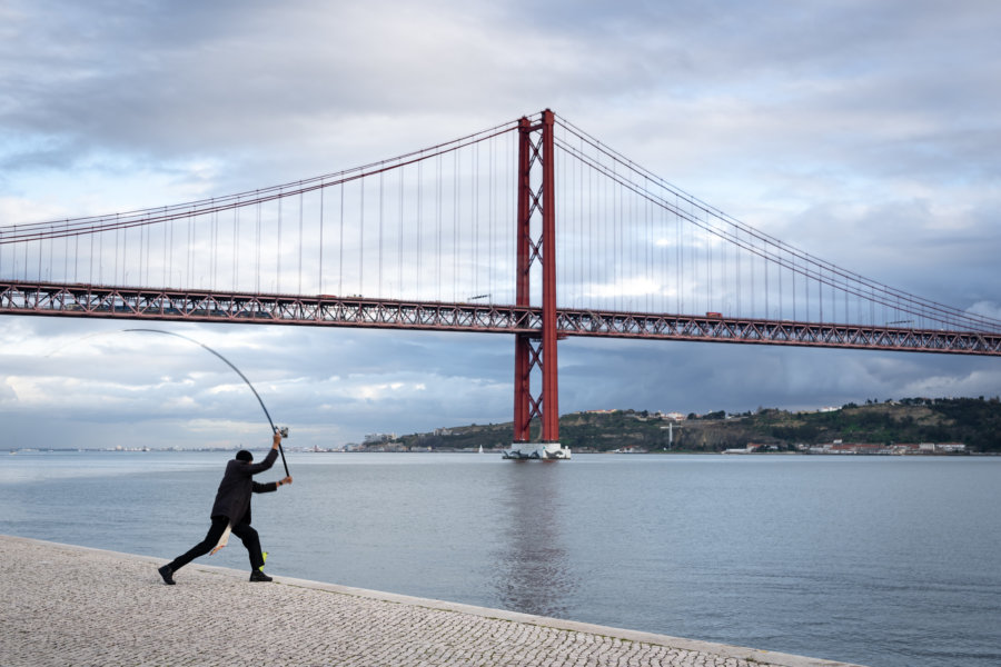 Pêcheur sous le pont du 25 avril à Belém