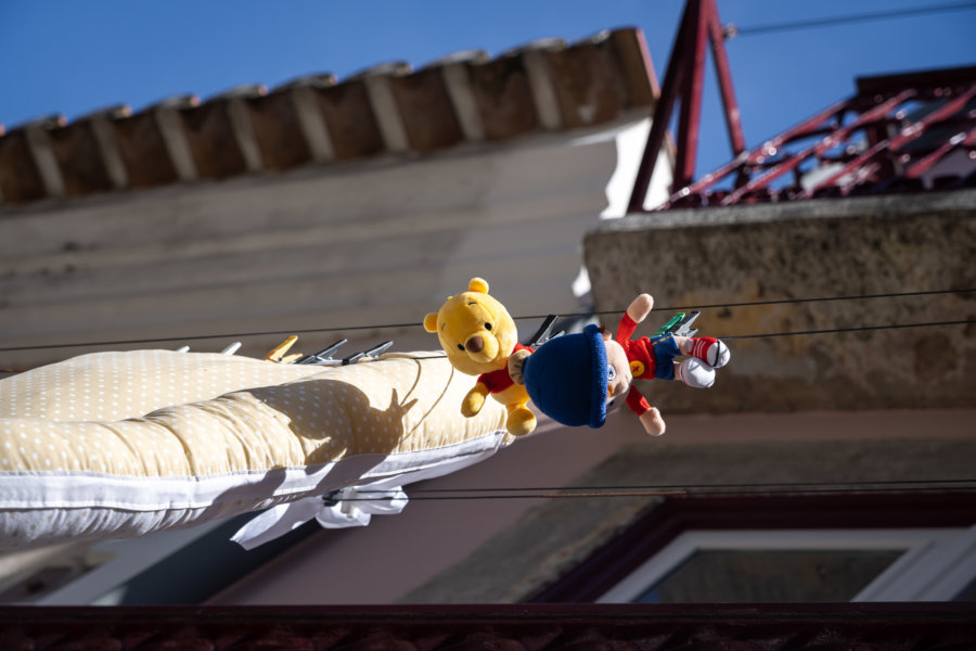 Peluches sur une corde à linge à Lisbonne