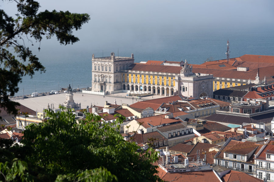 Vue sur la place du commerce depuis le château de Lisbonne