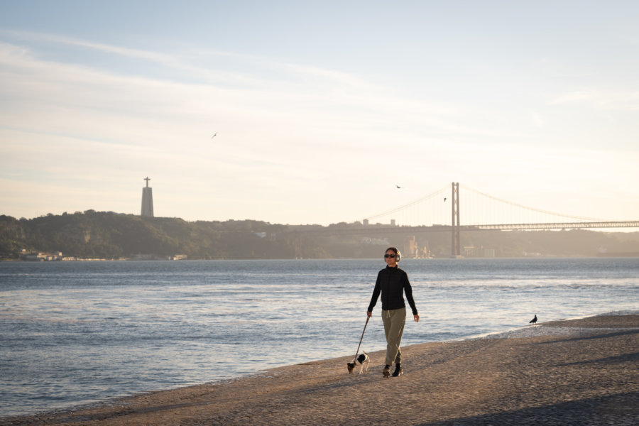 Promenade Ribeira das Naus près du Tage à Lisbonne