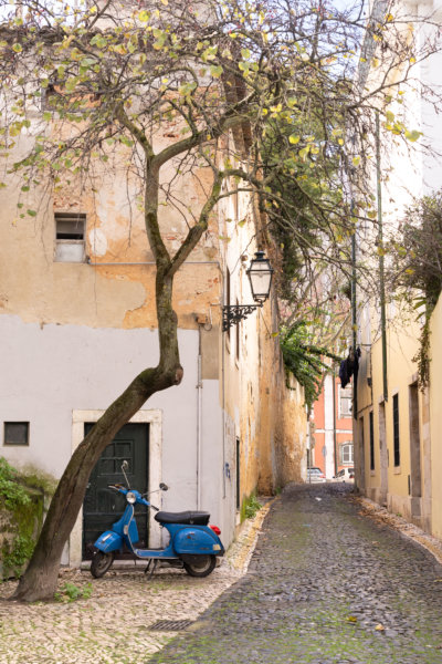 Ruelle d'Alfama avec scooter à Lisbonne