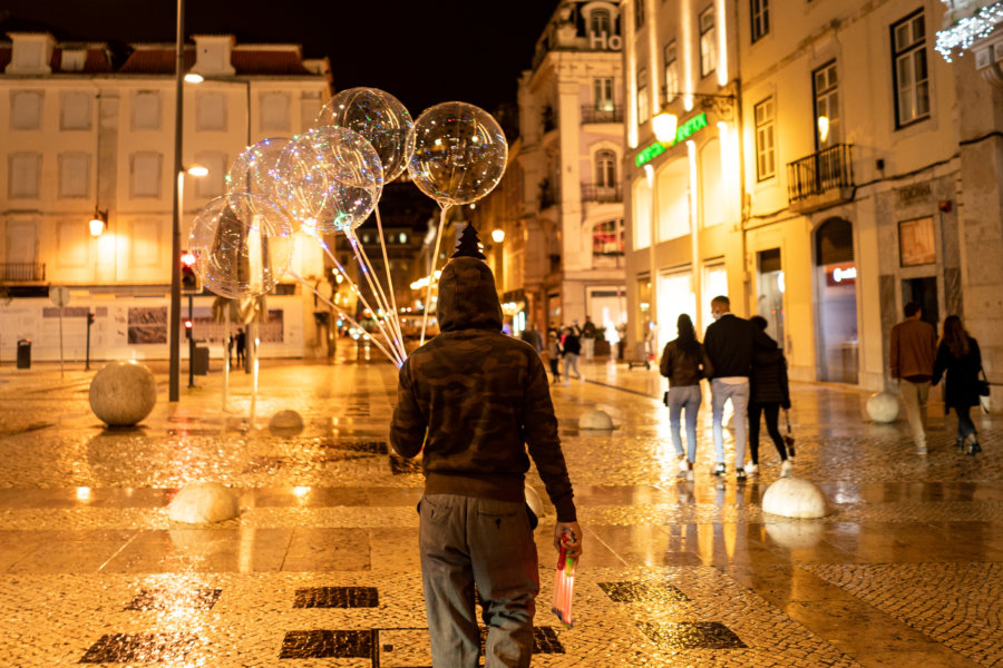 Vendeur de ballons à Lisbonne la nuit