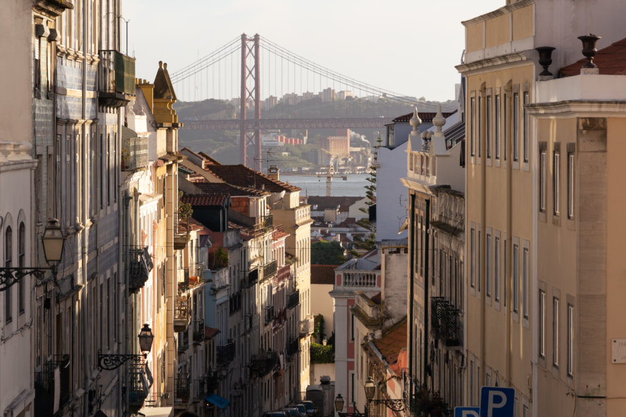 Rue de Lisbonne et pont du 25 avril