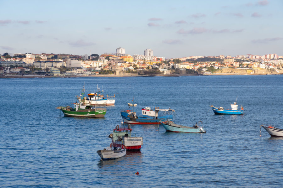 Barques sur l'eau à Cascais