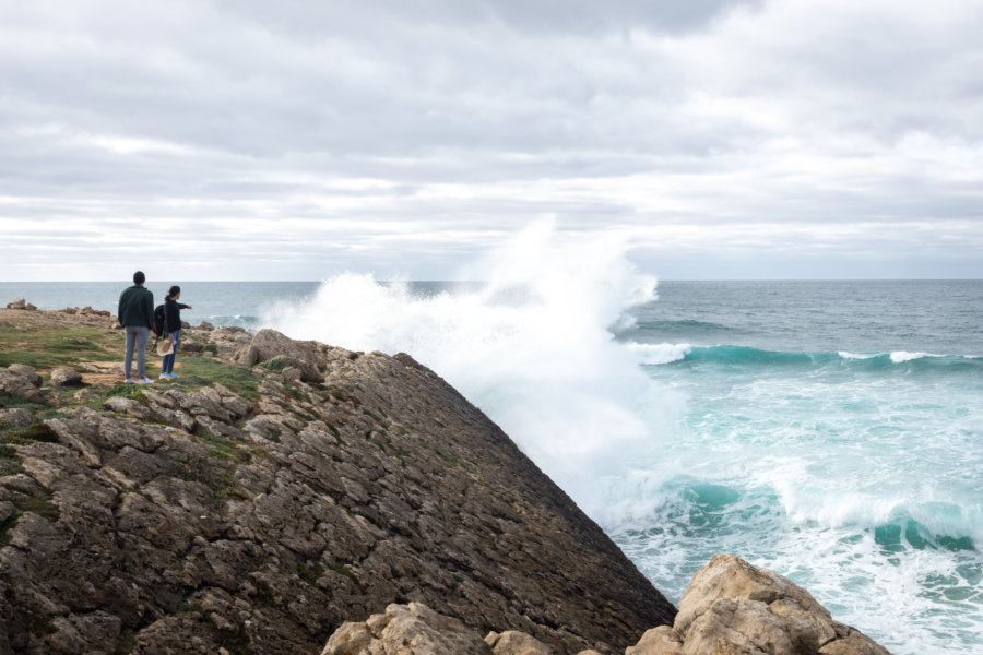 Vagues et rochers entre les plages de guincho et cresmina