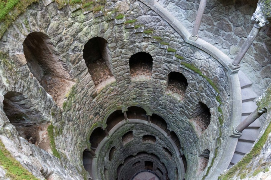 Puits dans le jardin de la Quinta da Regaleira à Sintra