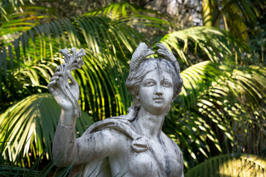 Statue dans le jardin de la Quinta da Regaleira à Sintra