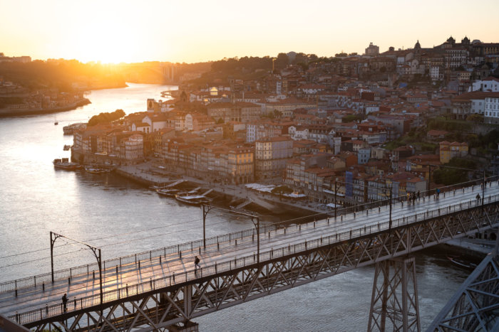 Coucher de soleil sur la ville de Porto