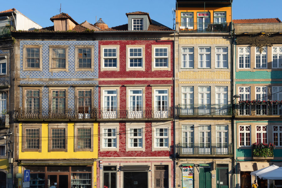 Façades d'immeubles à Porto près de Clerigos