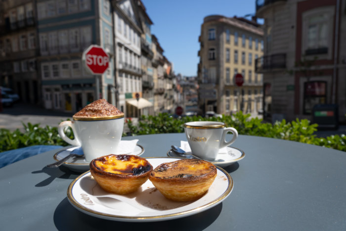 Pasteis en terrasse chez Castro à Porto