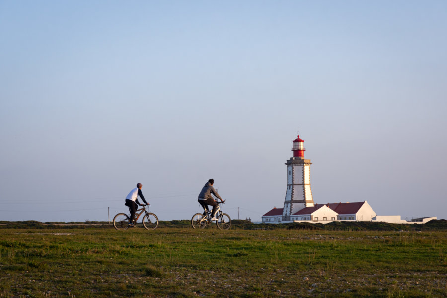 Vélos près du phare du Cap Espichel au Portugal