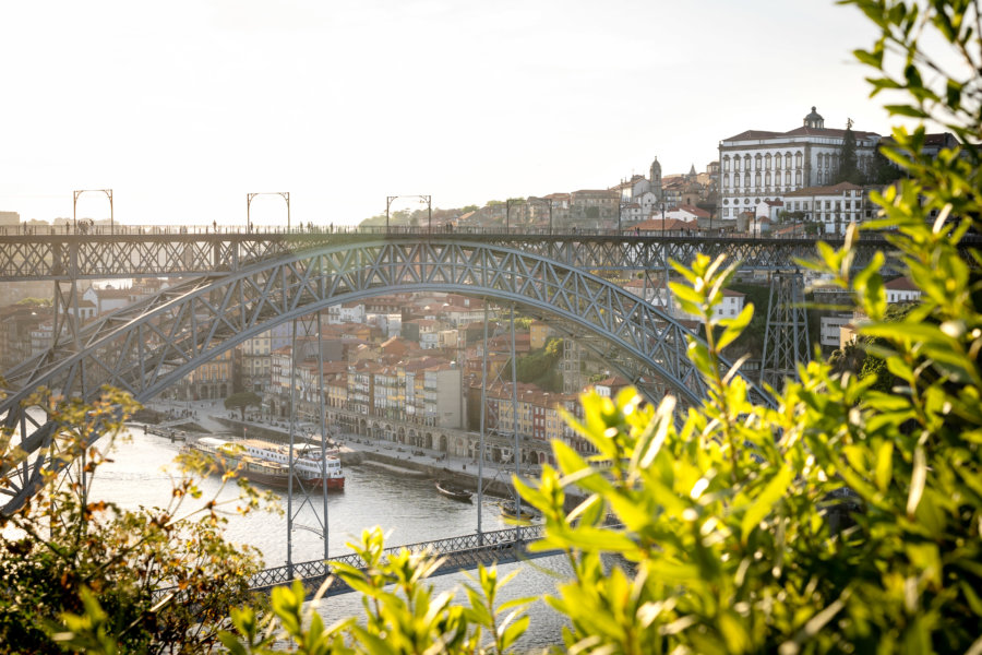 Vue sur Porto et son pont au coucher du soleil