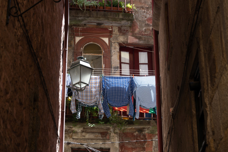 Porto : linge aux fenêtres dans le quartier de Ribeira