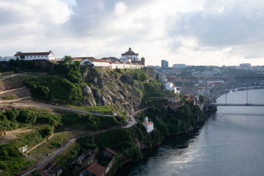 Le Monastère de Serra do Pilar depuis le Pont Infante à Porto