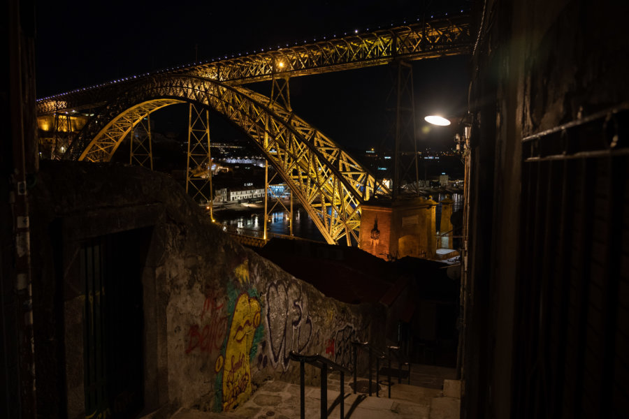 Escalier de Guindais et pont de Porto de nuit