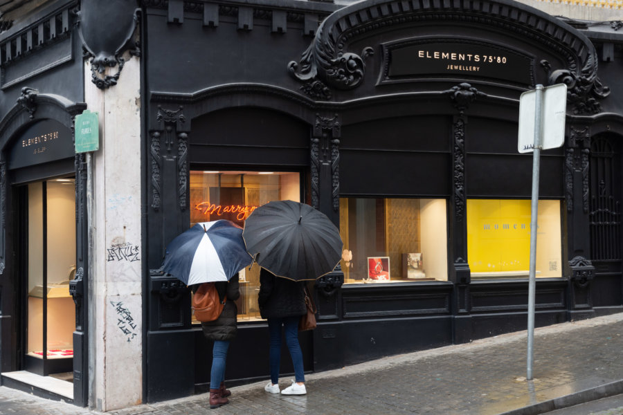 Vitrine et parapluies rue Flores à Porto