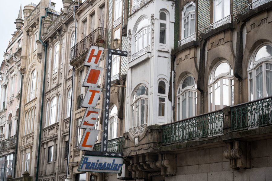 Façades d'immeubles dans les rues de Porto