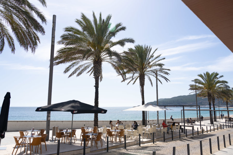 Ville et plage de Sesimbra au Portugal