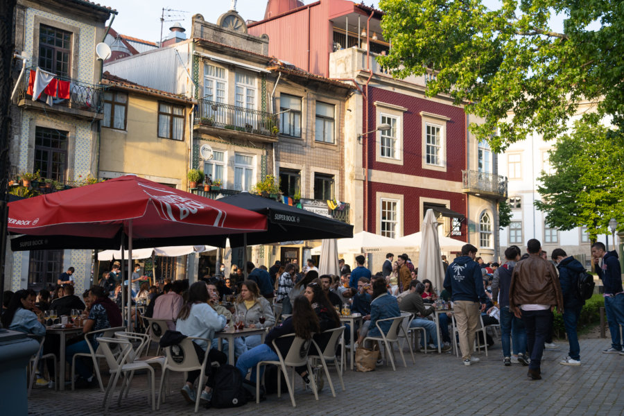 Terrasses de bars d'étudiants à Porto