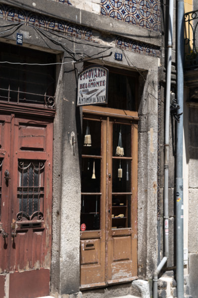 Vendeur de balais rue Belmonte à Porto