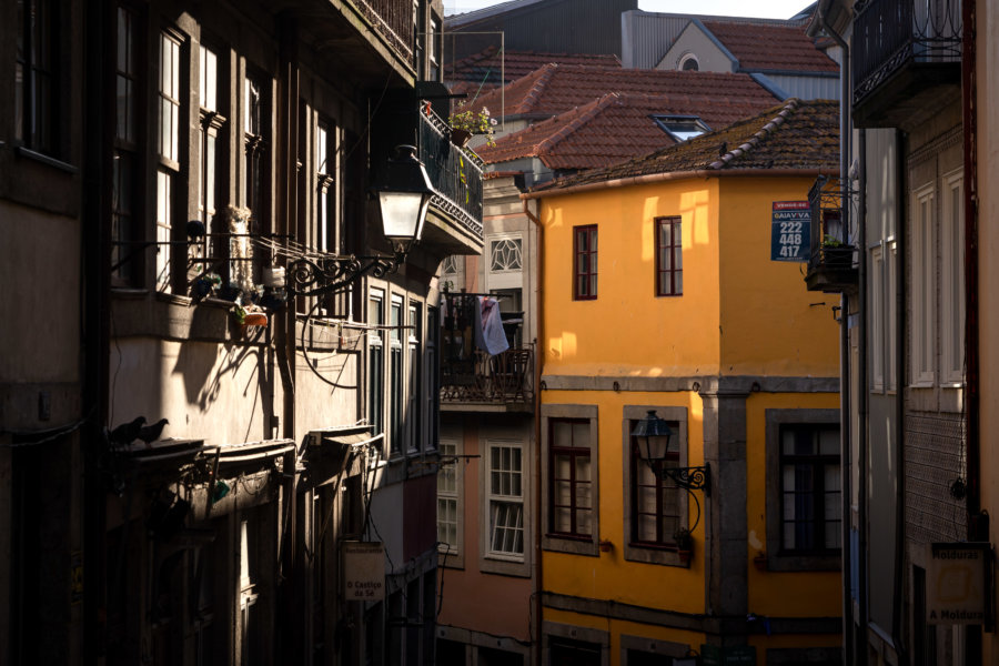 Visiter Porto : maisons colorées au soleil