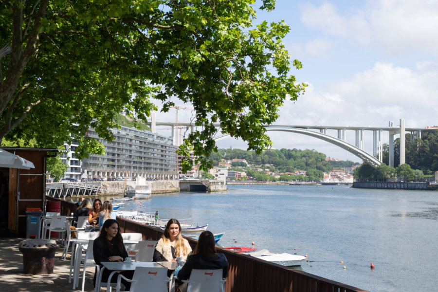 Bar près du pont Arrabida à Porto