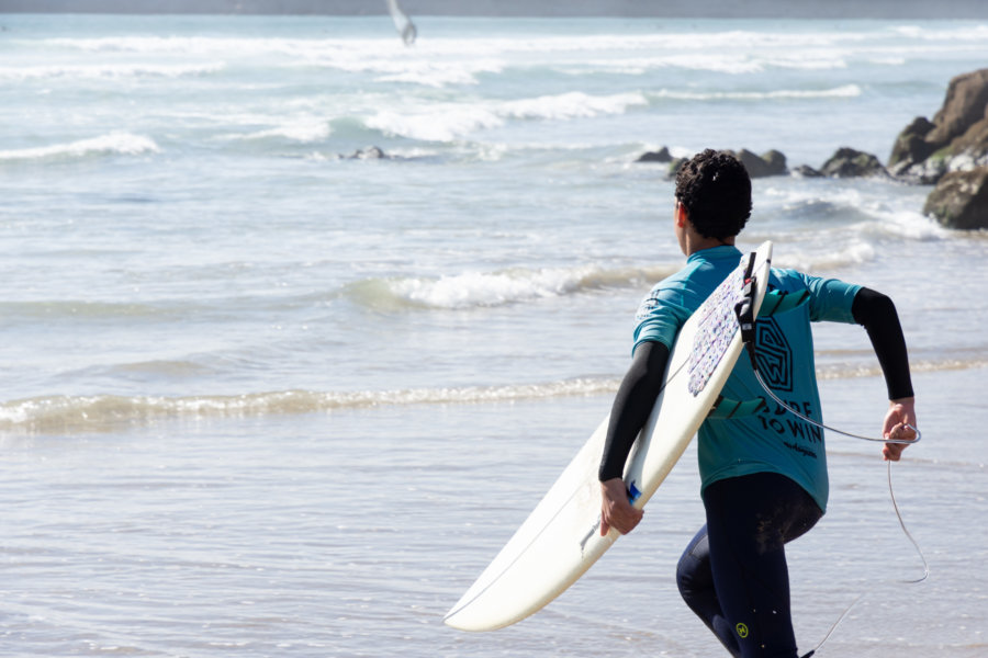 Surfeur sur la Praia Internacional à Foz do Douro