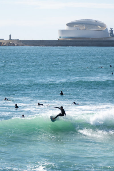 Surfeurs sur la plage de Matosinhos à Foz