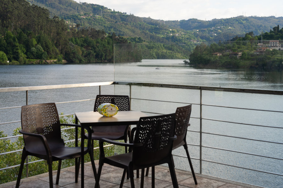 Bar près du fleuve Cavada à Geres